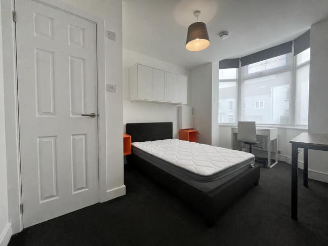 Bright En-Suite Room, 1 week's rent free + &pound;50  Main Photo