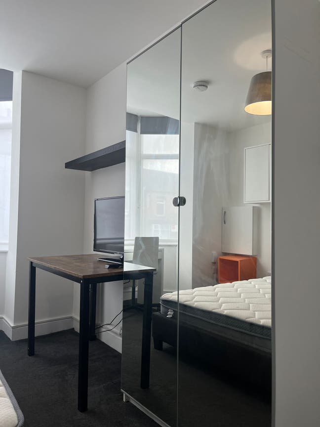 Bright En-Suite Room, 1 week's rent free + &pound;50  Main Photo