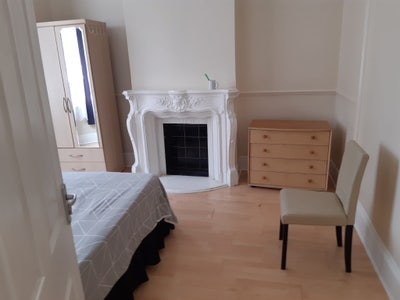 Spacious Double room inside stratford to rent  Main Photo