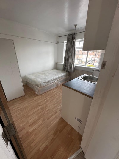 Furnished studio Flat to rent- Wembley (HA0) Main Photo