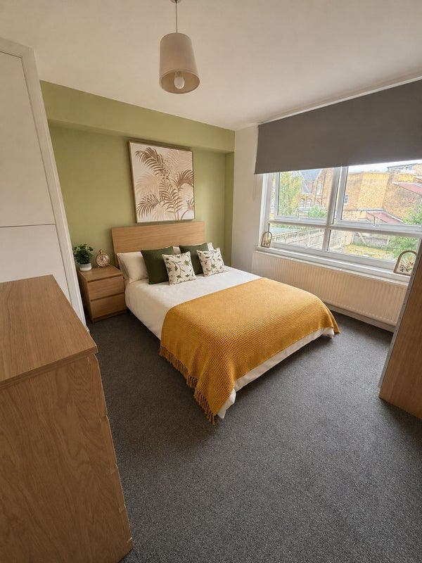🏡 Two Newly Refurbished Ensuite Rooms Available  Main Photo