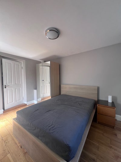 Bright Double Room Available in Shepherd Bush Main Photo
