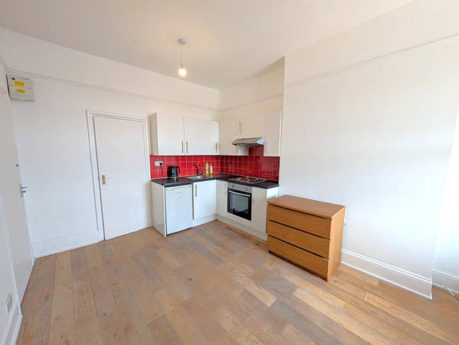 Studio flat to rent on Cricklewood Broadway.  Main Photo