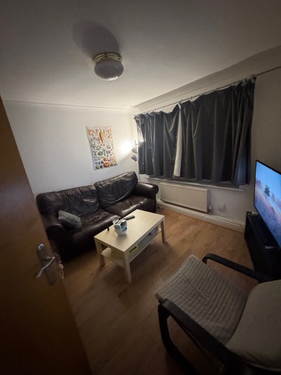 &pound;1020 Islington, bedroom and office Main Photo