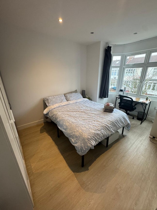 Room w/ ensuite in south London  Main Photo