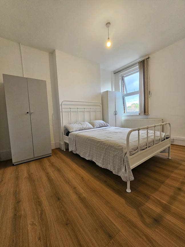 Big Rooms in Dollis Hill NW10 1Bn Main Photo