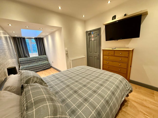 Luxurious Double En-Suite Inc. ALL Bills & Cleaner Main Photo