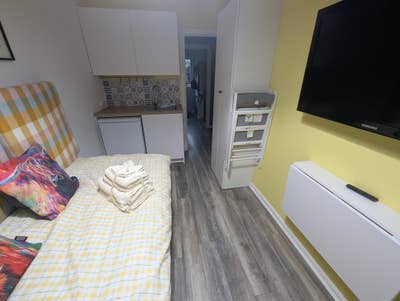 Studio Apartment/Private Bathroom  Main Photo