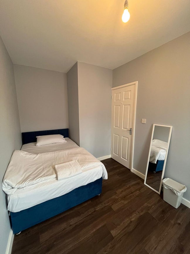 Queen sized bed room available ASAP Main Photo