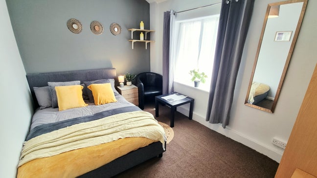 Gorgeous double room available near Hospital Main Photo