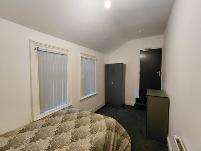 Double En Suite Room to rent Main Photo