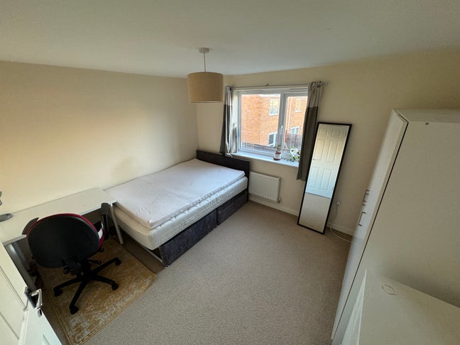 Double Bedroom Available in Clean House Main Photo