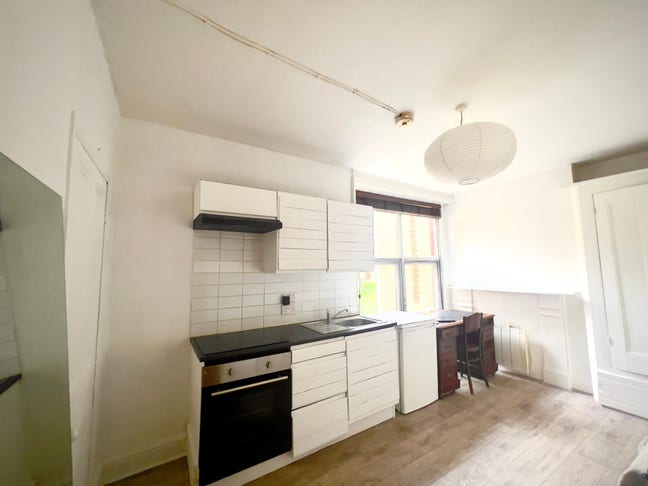 Furnished Bedsit Crouch End N8 Main Photo