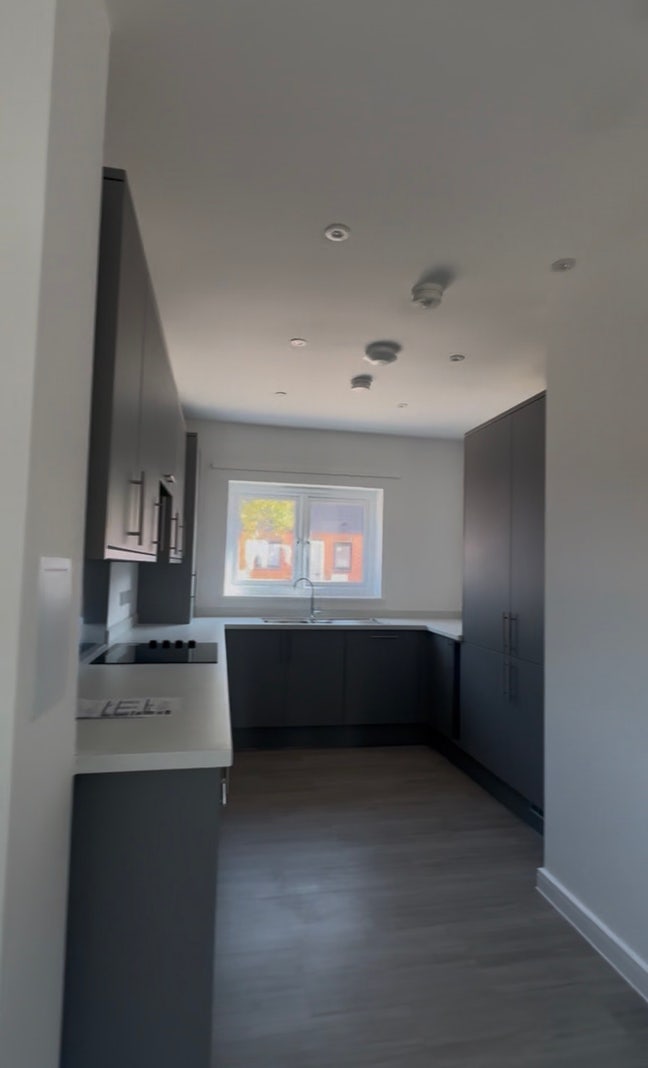 En- suite bedroom  Main Photo