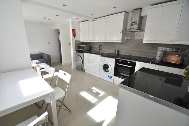 275URBR3 - Spacious double bedroom in basement apa Main Photo