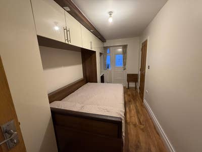 Private entrance double bedroom with en-suite Main Photo