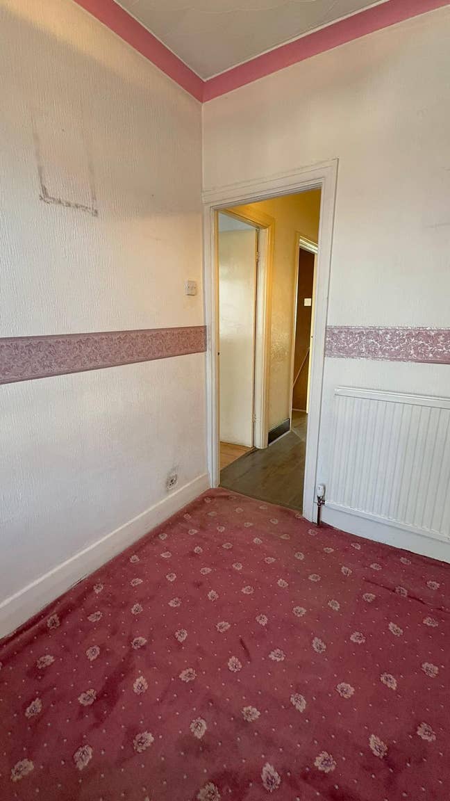 Huge 3 Bed House + Living Room  with Garden Main Photo