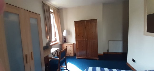 Good room with two windows Main Photo