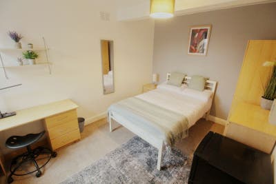  Modern Double Room | Prime LN1 Location |  Main Photo