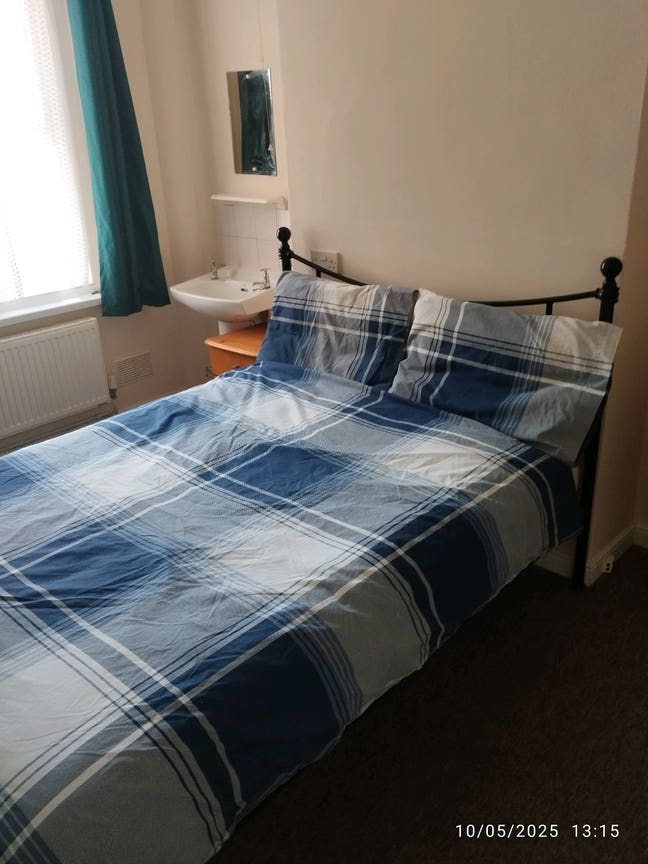 Spacious Double Close to Hospital & Town Main Photo