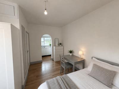 Self-Contained Studio available Main Photo