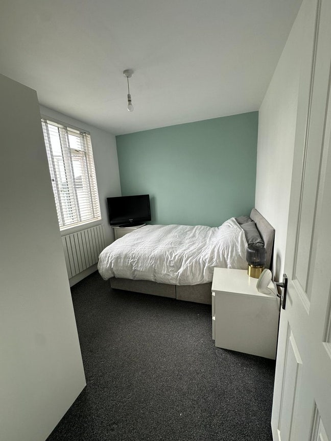 Bright Double room available in lovely houseshare Main Photo