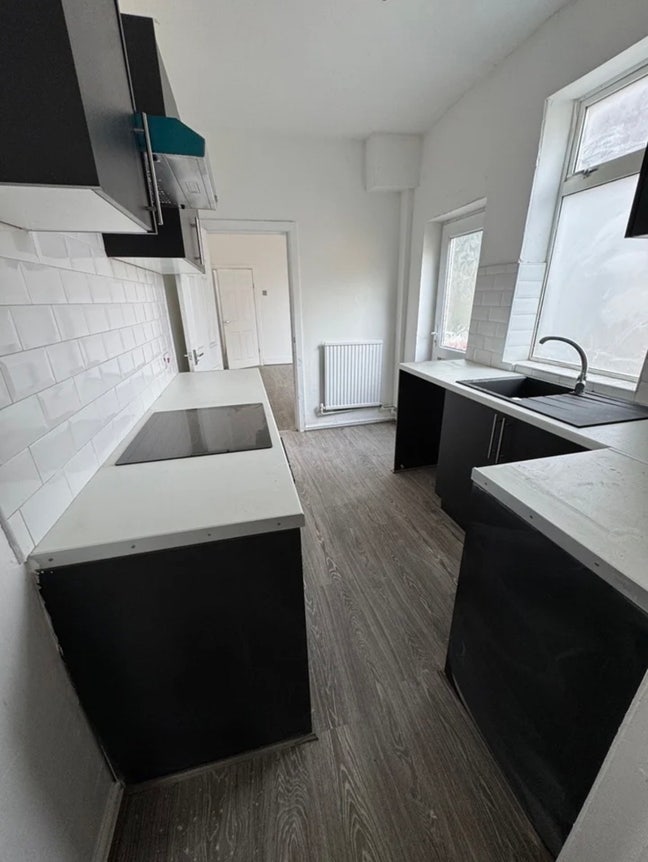 Refurbished Spacious 4 Bed House Main Photo