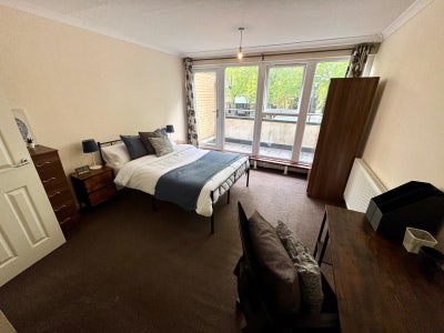 New!!! En-Suite Double Room / MK6  Main Photo