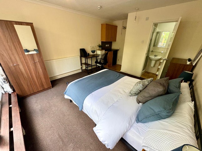 New!!! En-Suite Double Room / MK6  Main Photo