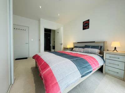 Modern Built EnSuite + Balcony – E16 🏠 Zone 3 Main Photo