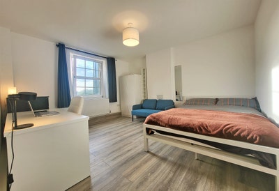 2Large Doubles in modern flat by Bow Rd Main Photo