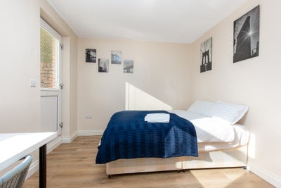 EnSuite + Balcony – E14 🏠 Canary Wharf Zone 2 Main Photo