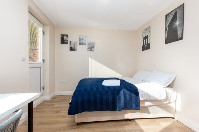 EnSuite + Balcony – E14 🏠 Canary Wharf Zone 2 Main Photo