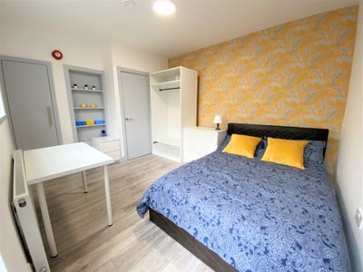 Nicely presented room with bathroom in Ealing Main Photo