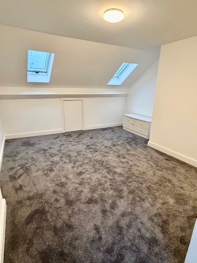 3 Room Available  Main Photo