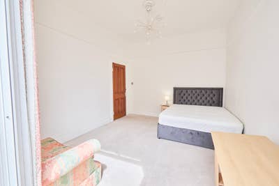 Large Furnished Double Room in Spacious Townhouse Main Photo