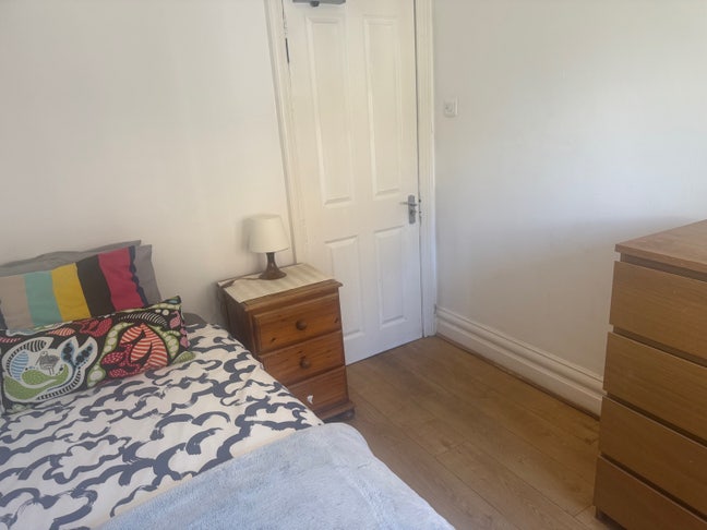 2 Single Room to rent in 6 Bedroom House Coulsdon  Main Photo
