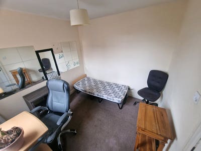 Bedroom in a friendly shared house Main Photo