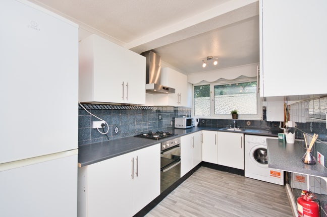 Gorgeous 4 Bed + Garden near Mile End E3 Main Photo