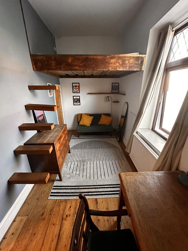 Mezzanine room in cosy east Bristol house Main Photo
