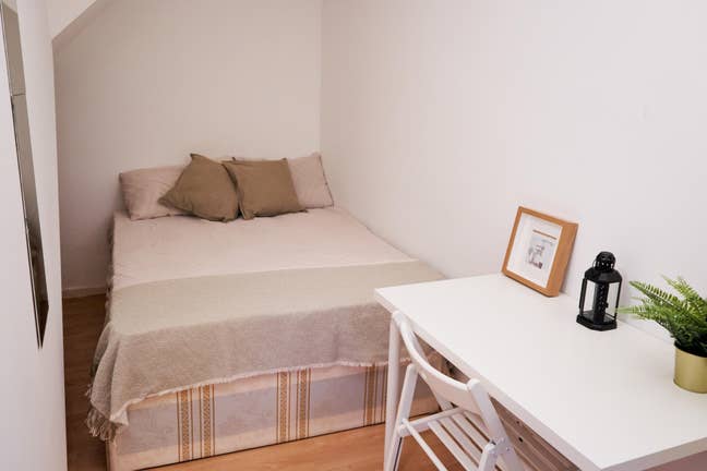 Cozy Single Room Quiet and Safe Flat Circle Line  Main Photo
