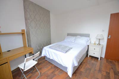 Bright Room in 5 Bed Flat with 2 Baths Main Photo