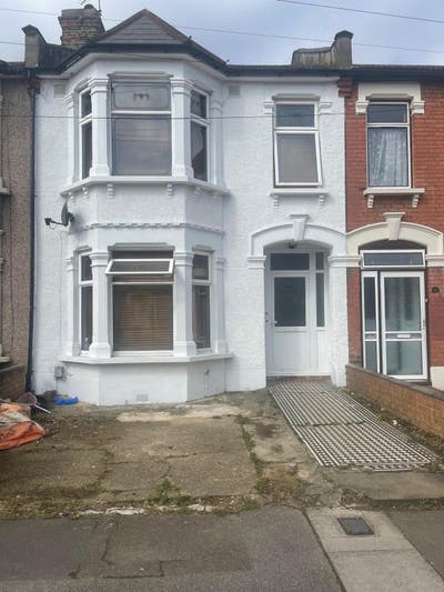 4 Bed Terraced House | 2 Bath | Parking | IG3 Main Photo