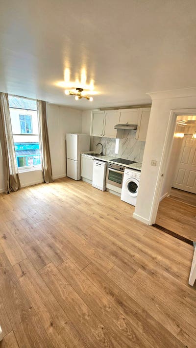 2 bedrooms newly refurbished  Main Photo