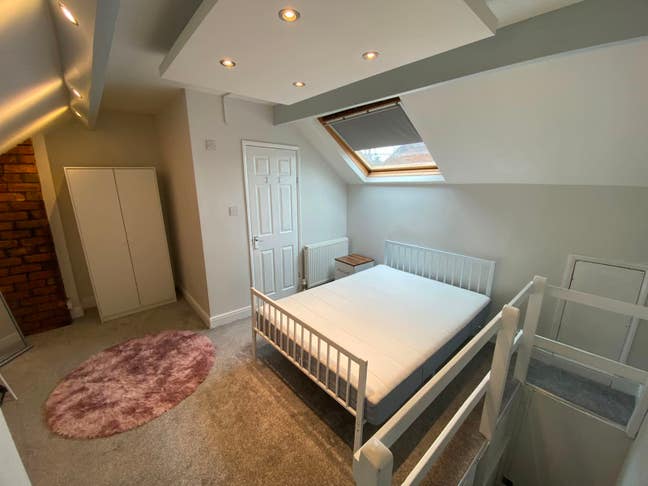 Large double room in quiet professional house  Main Photo