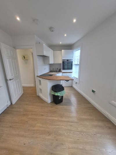 Newly Decorated Apartment Near Tube Main Photo