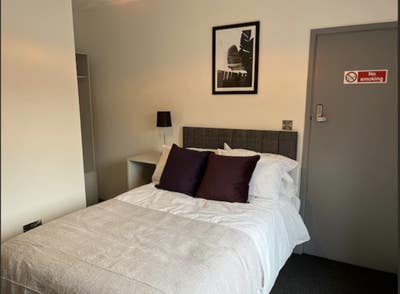 🚨Modern En Suite Room Ideal for Rolls Royce🚨 Main Photo