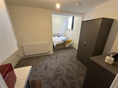 Fantastic Furnished Ensuite Room available now! Main Photo