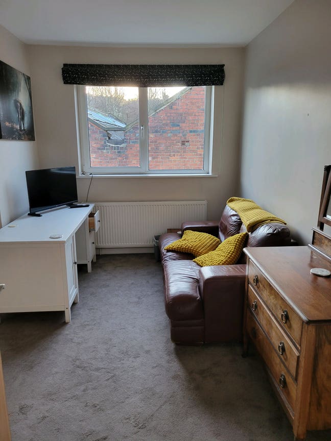 Spacious room in shared property Main Photo