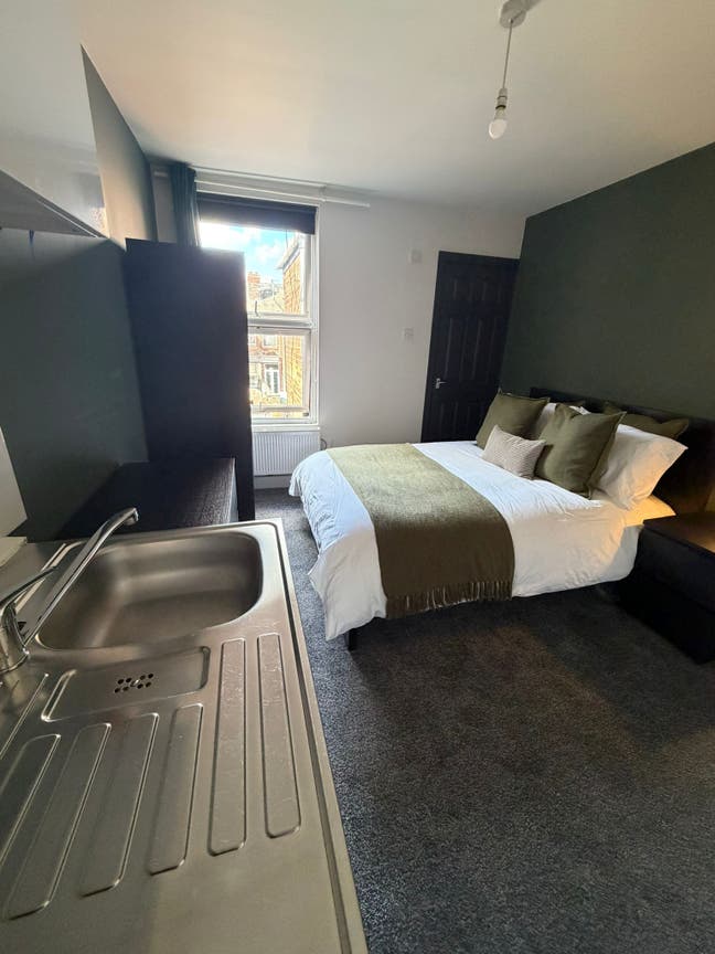 Brand New Studio with Ensuite and Kitchenette/ WA4 Main Photo